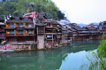  張家界國家森林公園、黃龍洞、鳳凰古城九景三晚四日游